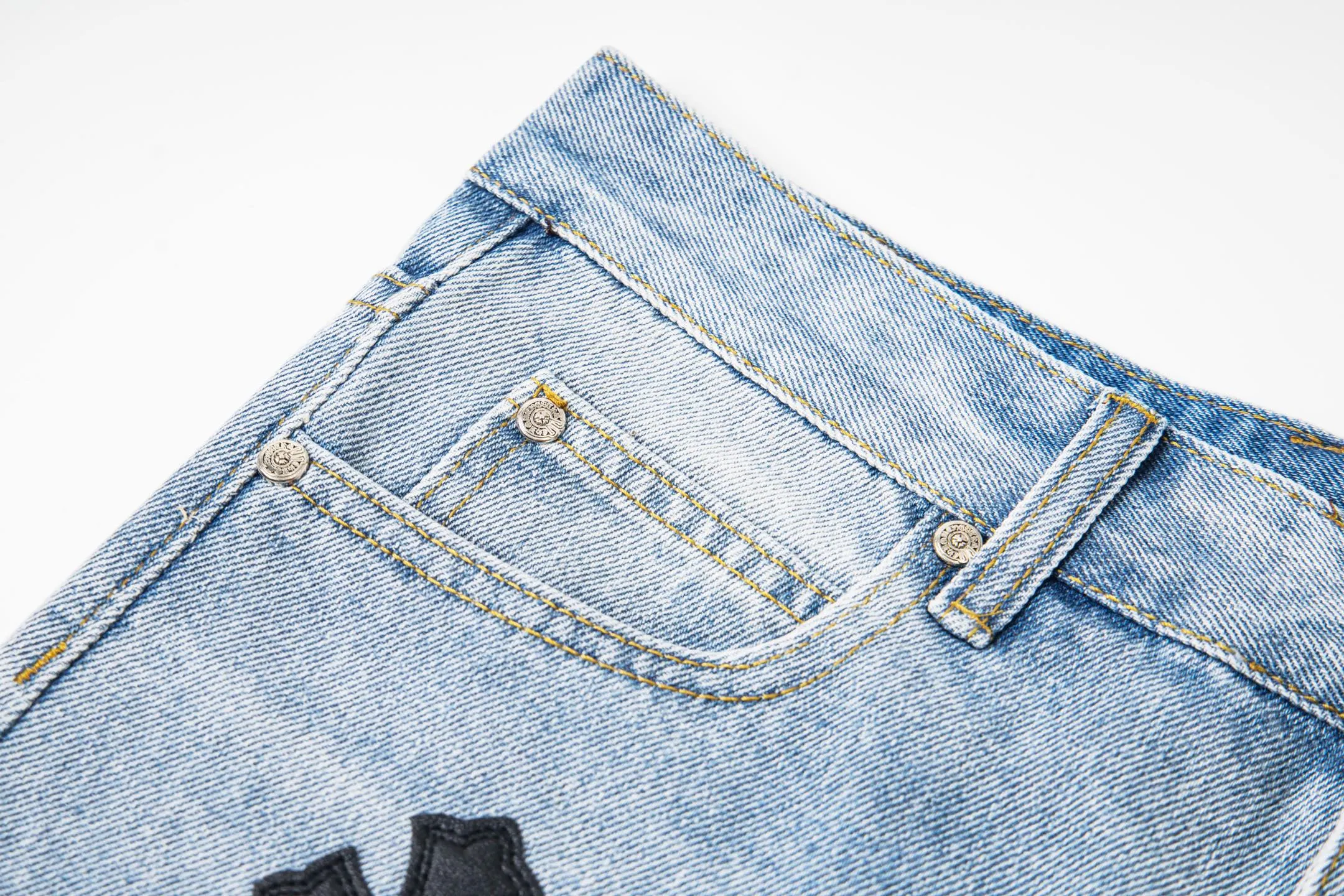 P240 Chrome Hearts light blue, black and white multi-quick leather couple jeans are a hot item this season and are sought after by countless celebrities and fashionistas. The neat details of the cutting process add color to the playful fashion! The neat and meticulous design, and the well-fitting structure is unique. The upper body not only has outstanding recognition, but also looks younger and younger. A style with the ultimate wearing meaning and performance, gorgeous color matching, and the craftsmanship of this style is also extremely extraordinary. After the finished product is washed, it is disassembled and hand-made with sheepskin cross leather and then spliced ​​together to complete. The whole piece has too many craftsmanship to describe. It is decorated with patchwork cross flowers and high-waisted washed jeans! ! Absolutely high-end luxury product, a god-level single product, a super popular product, made by top heavy industry, a magic weapon that cannot be missed. Style number: 1830# Size: 28 30 32 34 36 Color: light blue